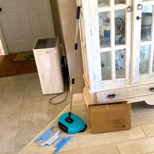 Floor Sweeper  Turqoise, unattaches to fit in box shown. 3 brushes. Almost new
